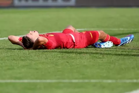 لاعب برشلونة السابق يعتزل في 23 بسبب مشكلة قلبية